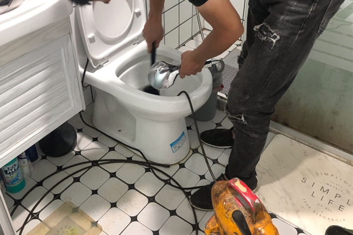 东区街道疏通下水道