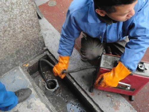 东区街道疏通下水道