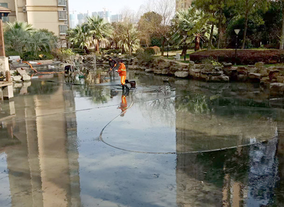 东区街道景观池淤泥清理