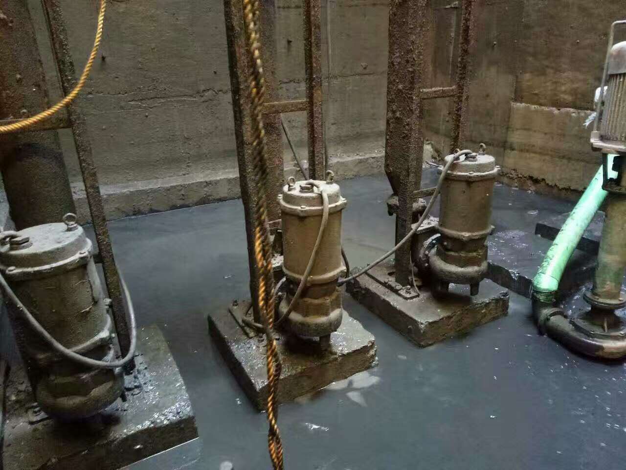 东区街道污水池清理