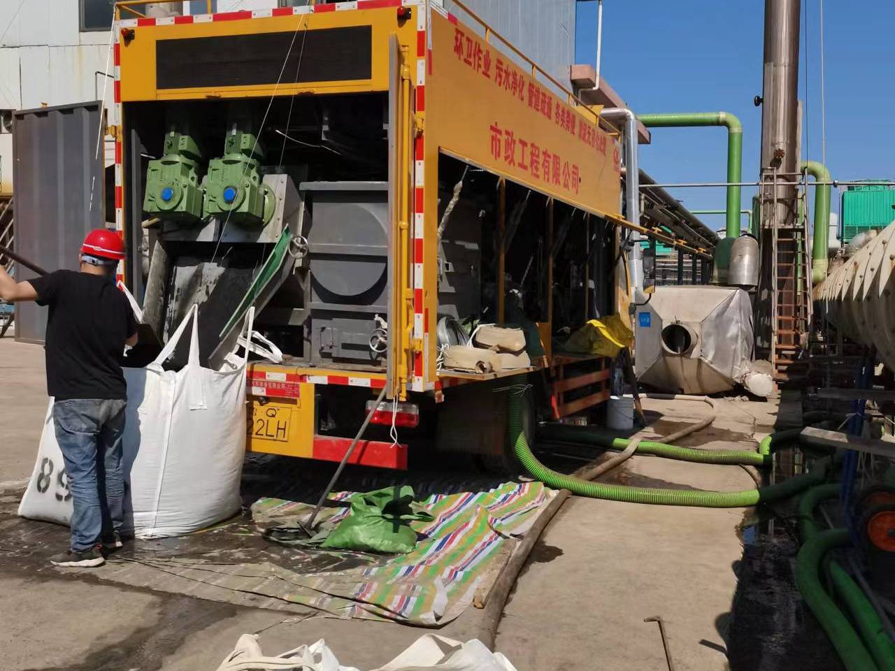 东区街道淤泥压干处理