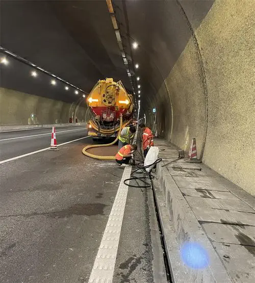 东区街道隧道排水渠清淤